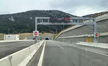 V Tuneli Višňové došlo k nehode so zraneniami, oba smery uzatvorili