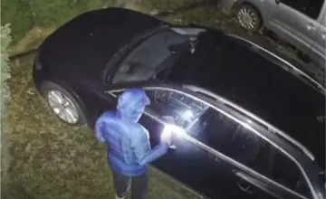 VIDEO: Muž v Žiline poškodzoval autá, opakovane prepichoval pneumatiky, zachytila ho však kamera. Poznáte ho? 