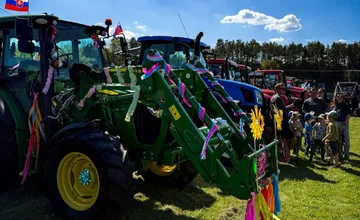 Vyzdobené traktory vyrazia do ulíc! V Konskej oslávia príchod mája netradičným sprievodom