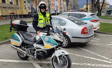 V kolóne pred Ružomberkom rozhodovali sekundy. Rodine s chorým 5-mesačným bábätkom pomohol policajt