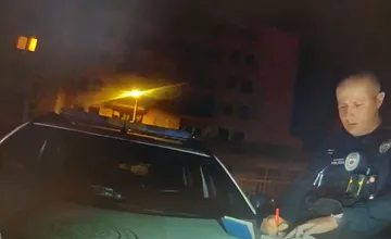 Na podozrivého muža, ktorý sa v noci pohyboval okolo domov s baterkou, zavolali políciu. Výsledok bol prekvapivý