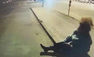 Na zemi pri obchodnom centre ležala 70-ročná žena a volala o pomoc. Policajtov nepríjemne prekvapila