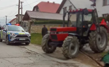 Policajti na Orave zastavili traktor. Riadil ho opitý muž so zákazom šoférovania, skončil v cele