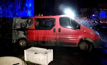 FOTO: Podpaľači prešli z áut na dodávky. V Žiline v noci horeli ďalšie dve vozidlá