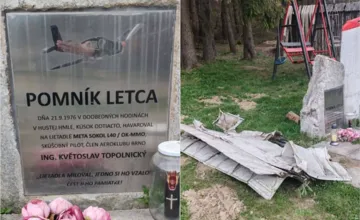 Kus histórie sa skrýval v lese 50 rokov! Turista na Orave zakopol o krídlo z havarovaného lietadla