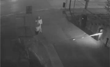 VIDEO: Páchateľov v centre Žiliny zachytila kamera pri pokuse o vlámanie, použili aj rebrík