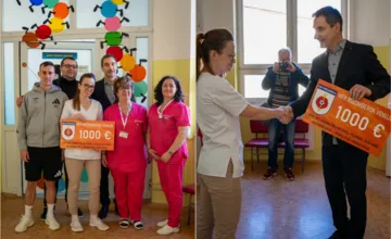 Klinika v Ružomberku získala finančný dar. Dražba tričiek na počesť Jozefa Vengloša pomohla deťom