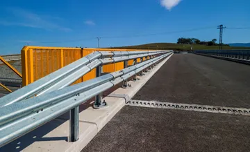 Na liptovskej diaľnici menia zvodidlá vo veľkom. Dopravu obmedzia na dvoch mostoch