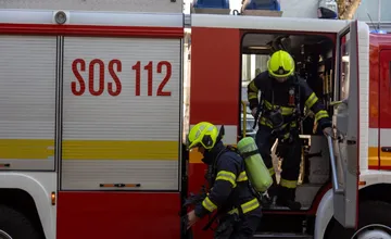 Pri požiari živého plota na Kysuciach sa zranil človek, utrpel popáleniny. Plamene preskočili na balkón