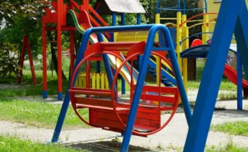 Žena si na detskom ihrisku v Martine prášila koberce, odháňala deti. Niektorí rodičia ju obhajujú