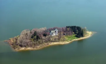 Slanický ostrov umenia vstupuje do letnej sezóny s novinkou. Prvýkrát môžete prebádať aj jeho západnú časť