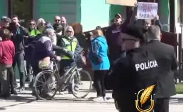 VIDEO: Návšteva premiéra na Liptove vyvolala vášne. Do skupiny, ktorá kričala na Fica, narazil senior s bicyklom