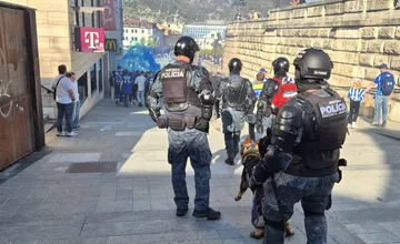 Výhru Šošonov v Slovnaft Cup kazili problémoví fanúšikovia. Policajti proti nim použili vodné delo