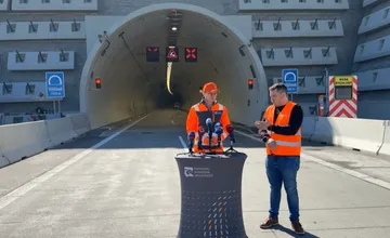Uzávera Višňového začala nešťastne. Pod Strečnom sa do hodiny stala nehoda, cestu blokovalo aj odstavené auto