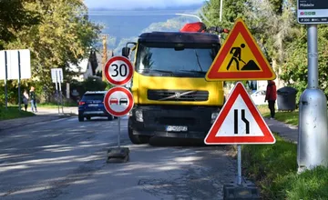 Na ceste v Martine pribudli cyklopruhy, vodiči už nemôžu parkovať pred domami. Strhla sa búrlivá debata