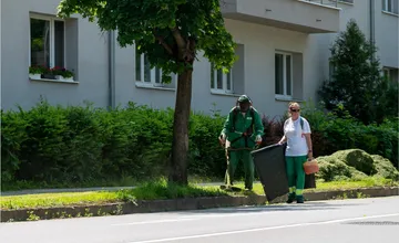 Kosenie počas veľkého sucha vyvolalo v Martine vášne. Jedni hovoria o ničení prírody, ďalší o alergiách