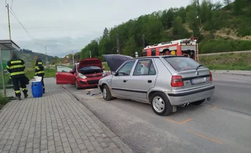 Na Kysuciach hľadajú svedkov čelnej zrážky. Auto pri obiehaní nabúralo do vozidla odstaveného na zastávke