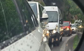 V kolóne pod Strečnom došlo k nehode, jedno z áut nedobrzdilo. Stojí sa desiatky minút