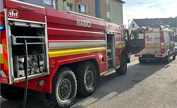 FOTO: Požiar domu v Rajci spôsobil akumulátor pri nabíjaní. Hasiči evakuovali štyri osoby