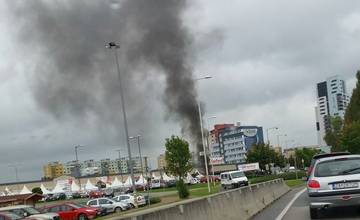 Aktuálne, pri Kauflande horí osobné auto
