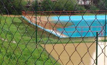 Cez Rosinu a Višňové sa prehnala silná búrka, potok sa vylial na cestu