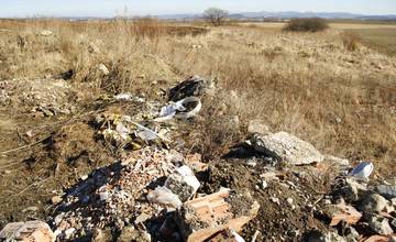 Čo robiť v prípade nelegálneho vyhadzovania stavebného odpadu?