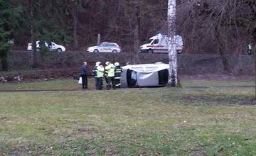 Dopravná nehoda v Rajeckých Tepliciach - auto skončilo v parku pri ceste