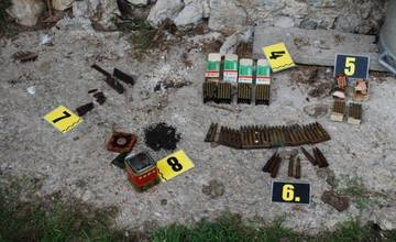 Dvaja bratia bez povolenia prechovávali strelivo a výbušniny