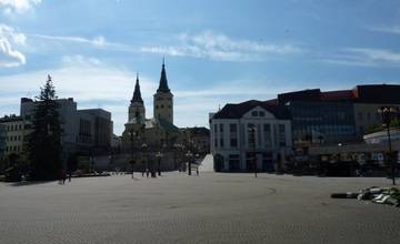 Dvaja muži v županoch na Hlinkovom námestí ušli zo žilinskej nemocnice