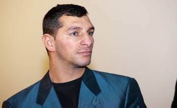 Hlavná postava filmu Koza, olympijský boxer Peter Baláž, chce odísť z geta