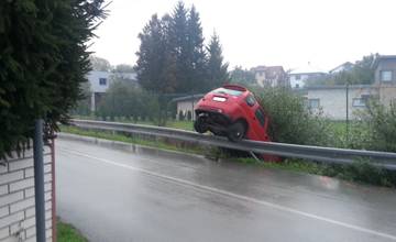 Kuriózna nehoda v mestskej časti Rosinky, vodič skončil na zvodidlách
