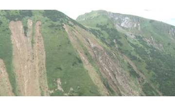 Letecký záber z Vrátnej doliny - z kopcov strhlo povrchové vrstvy