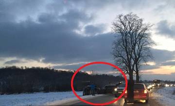 Medzi obcami Belá a Stráža sa čelne zrazili dve vozidlá, jedno skončilo na boku