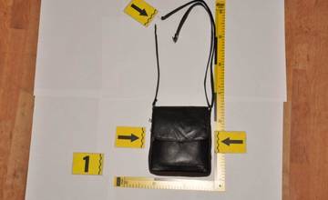 Mladíci olúpili starenku, mladší z nich má len 14 rokov