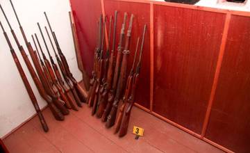 Muž ukrýval v rodinnom dome vo Varíne hotový arzenál!