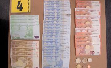 Muž vykradol večierku, po zadržaní našli u neho drtičku s marihuanou