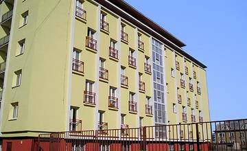 Na internátoch na Hlinách vypadol študent z okna, pád neprežil