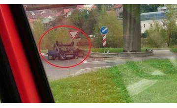 Video: na Kysuckej ulici sa prevrátilo auto na strechu