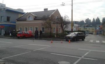 Na Predmestskej skončilo vozidlo v oplotení objektu