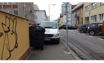 Na ulici Andreja Kmeťa majú problém s parkovaním. Autá pravidelne blokujú chodník