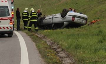 Na Vodnom diele skončilo cez víkend auto na streche