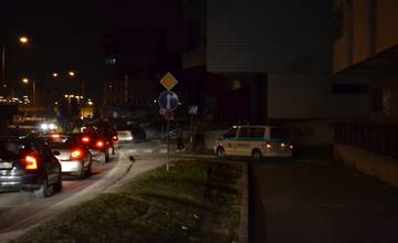Nehoda na neosvetlenom priechode pre chodcov na Vysokoškolákov v Žiline