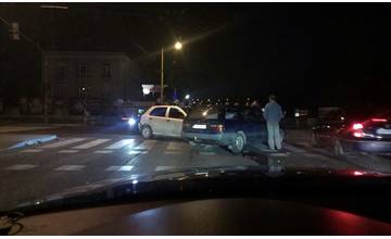 Nehoda na odbočke pri TESCU, doprava je obmedzená