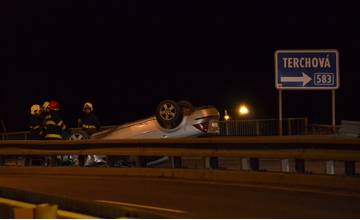 Nehoda na Štedrý deň, auto skončilo na streche