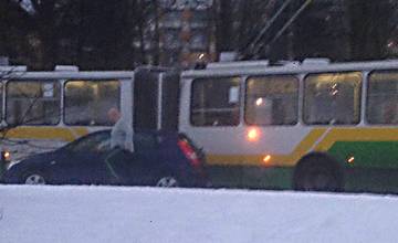Nezodpovedný vodič parkovaním zablokoval 7 trolejbusov a ochromil časť MHD