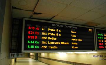 Od dnešného dňa premávajú bezplatné vlaky pre študentov a dôchodcov.