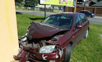 Opitý s autom nabúral do steny, hrozí mu väzenie