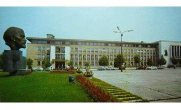 Parkovisko a Lenin na Štúrovom námestí