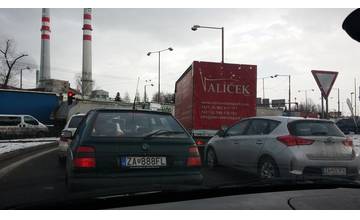 Pod Strečnom sa tvoria kolóny kvôli dopravnej nehode