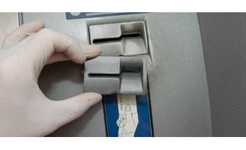 Podozrivú manipuláciu pri bankomate si všimli okoloidúci občania